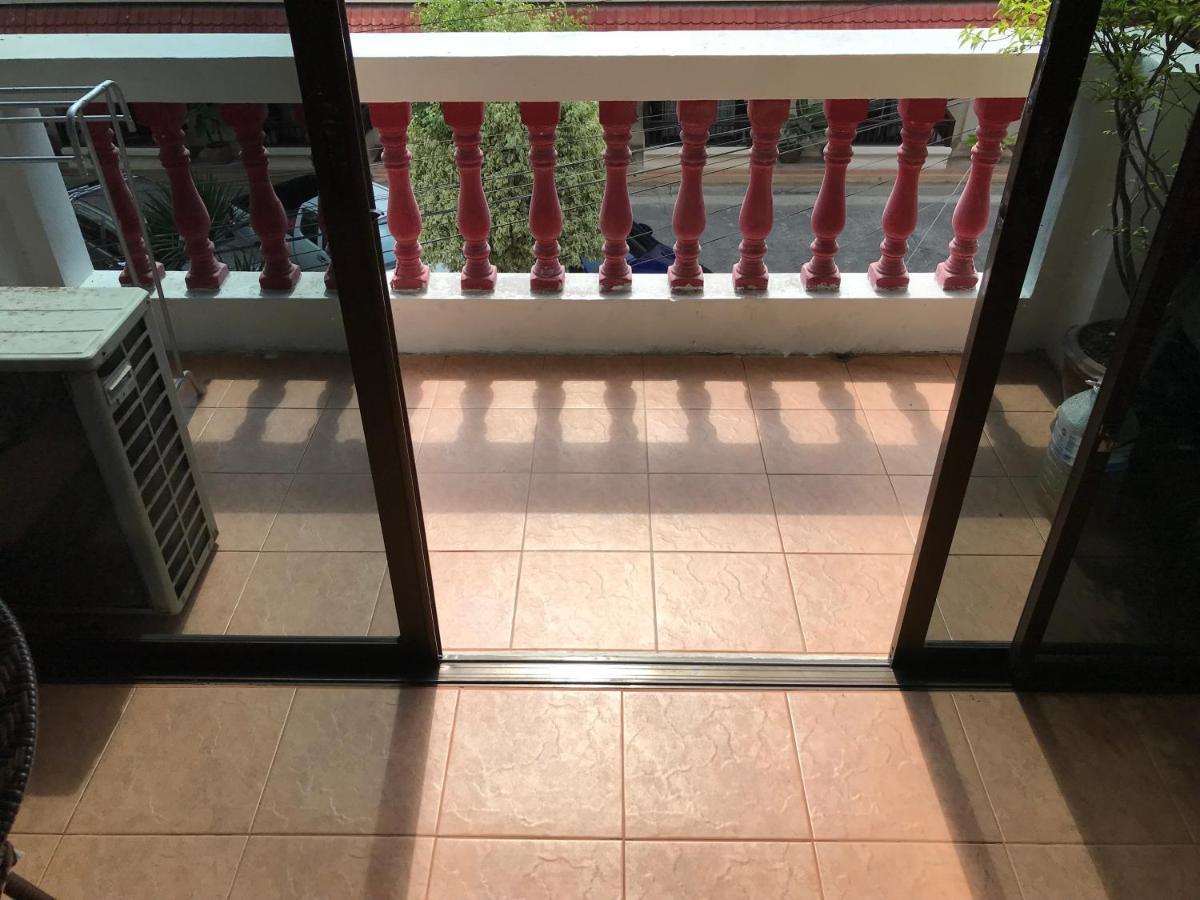 Sv. House Hotell Jomtien Beach Exteriör bild